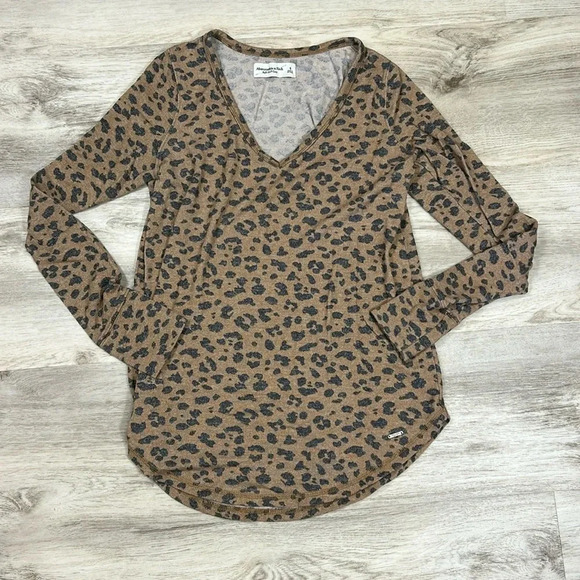 A&F Soft & Cozy Long Sleeve All Over Leopard Print V-Neck Sweater / Women’s S - Picture 1 of 4